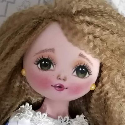 دمية مصنوعة يدويا من القماش