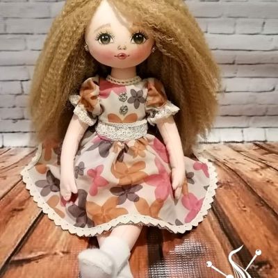 دمية مصنوعة يدويا من القماش