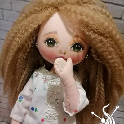 دمية مصنوعة يدويا من القماش