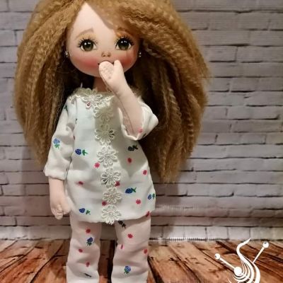 دمية مصنوعة يدويا من القماش