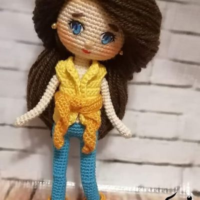 دمية من الكروشية لها شعر من الخيوط الصوف