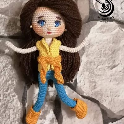 دمية من الكروشية لها شعر من الخيوط الصوف