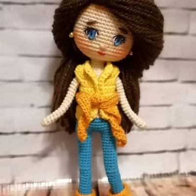 دمية من الكروشية لها شعر من الخيوط الصوف