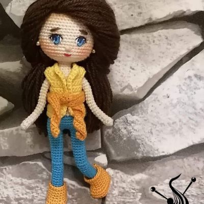 دمية من الكروشية لها شعر من الخيوط الصوف