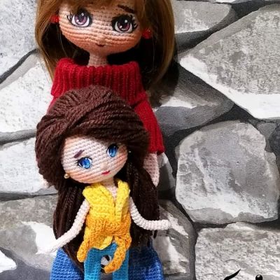 دمية من الكروشية لها شعر من الخيوط الصوف