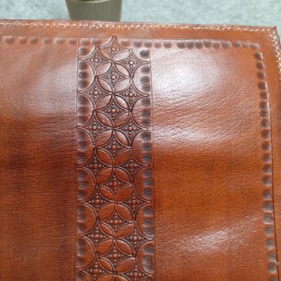  محفظه هفان بحفر و دق يدوي من الجلد الطبيعي 