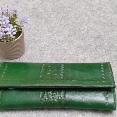 محفظه بحفر ودق جلد طبيعي لون زيتي