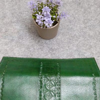 محفظه بحفر ودق جلد طبيعي لون زيتي