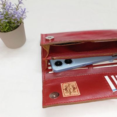 محفظه بحفر ودق جلد طبيعي لون احمر