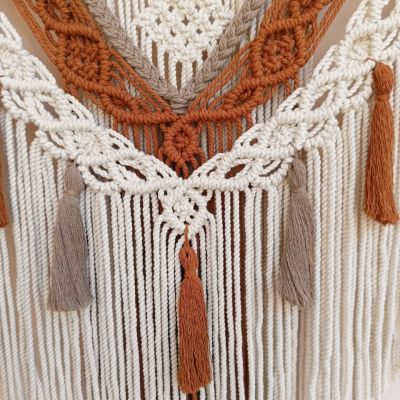 مكرمية الحائط بها شكل الصليب 