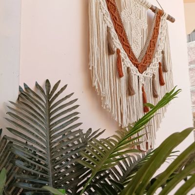 مكرمية الحائط بها شكل الصليب 