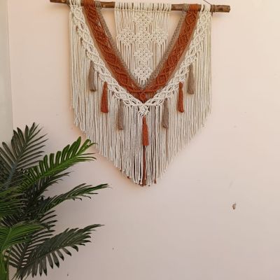 مكرمية الحائط بها شكل الصليب 