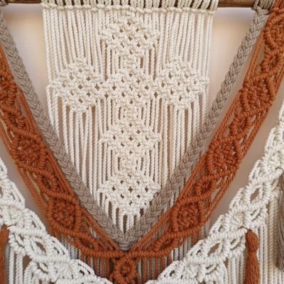 مكرمية الحائط بها شكل الصليب 