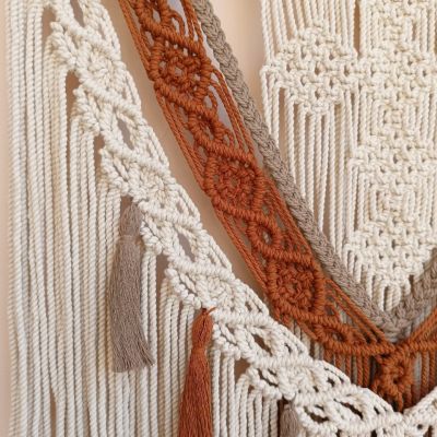 مكرمية الحائط بها شكل الصليب 