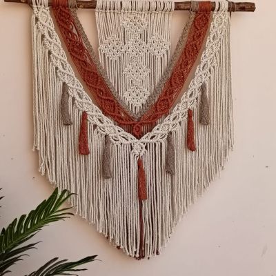 مكرمية الحائط بها شكل الصليب 