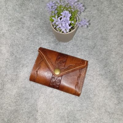 محفظه(جلد طبيعي) ثلاثيه بنقوش لون بني