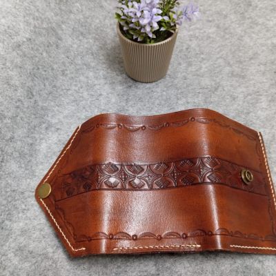 محفظه(جلد طبيعي) ثلاثيه بنقوش لون بني