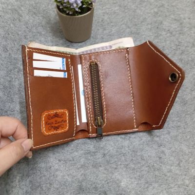 محفظه(جلد طبيعي) ثلاثيه بنقوش لون بني