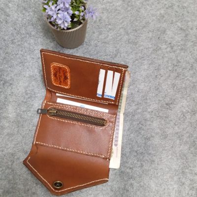 محفظه(جلد طبيعي) ثلاثيه بنقوش لون بني