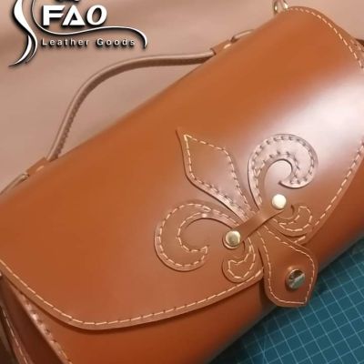 حقيبة من الجلد الطبيعي