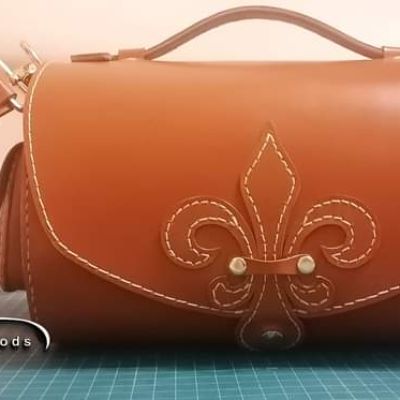 حقيبة من الجلد الطبيعي