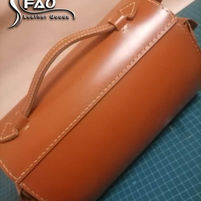 حقيبة من الجلد الطبيعي