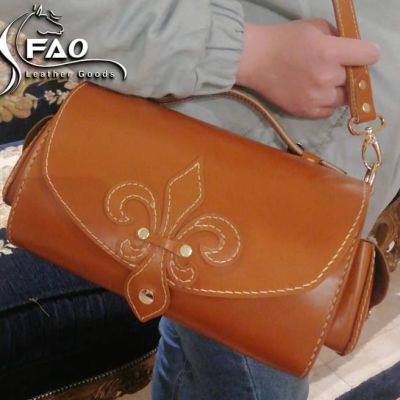 حقيبة من الجلد الطبيعي