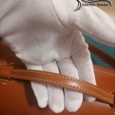 حقيبة من الجلد الطبيعي