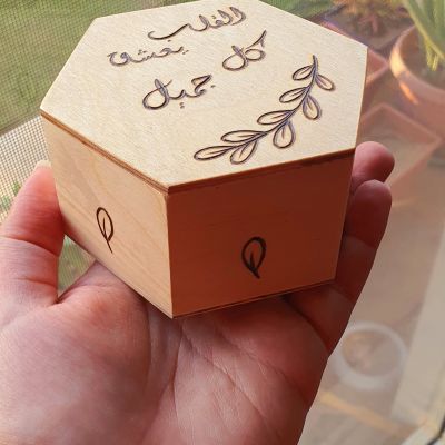 القلب يعشق كل جميل - حرق يدوي على صندوق سداسي الشكل