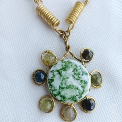 عقد نحاس مشغول يدويا بالعقيق و الصدف