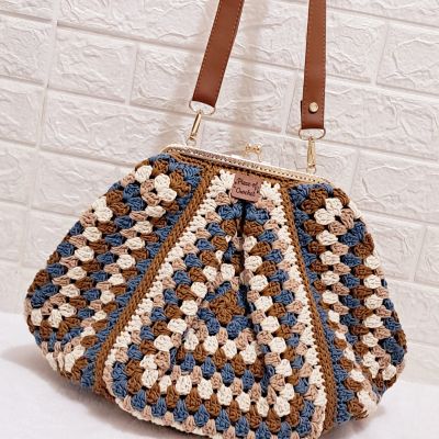 شنطة كروشية بفريم معدن