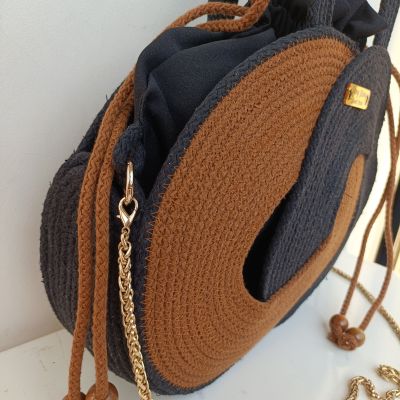 Trendy bag with zigzag art