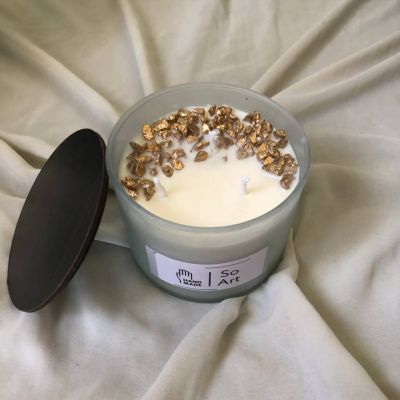 شمعة دافئة برائحة العود الملكي 