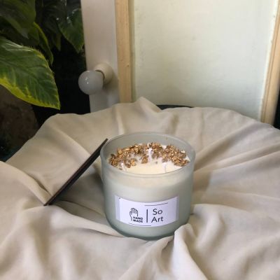 شمعة دافئة برائحة العود الملكي 