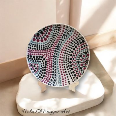 رسم يدوي بالتنقيط على طبق بورسيلين ٢