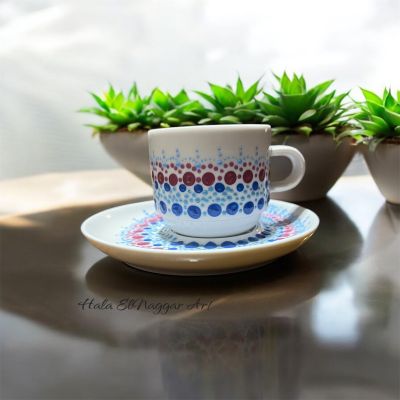 رسم يدوي بالتنقيط على فنجان شاي بورسيلين 