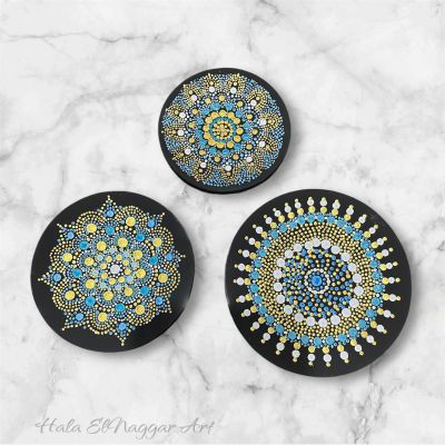 رسم يدوي بالتنقيط على اطباق خشب 