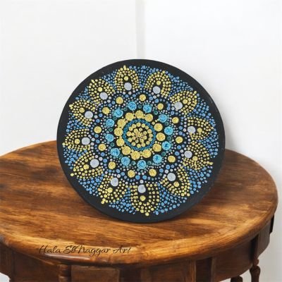 رسم يدوي بالتنقيط على اطباق خشب 