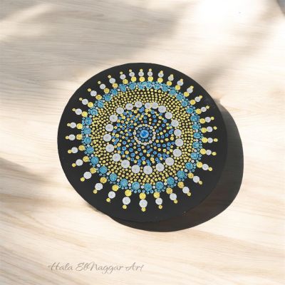 رسم يدوي بالتنقيط على اطباق خشب 