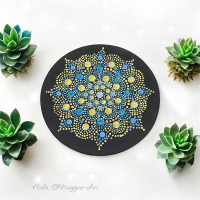 رسم يدوي بالتنقيط على اطباق خشب 