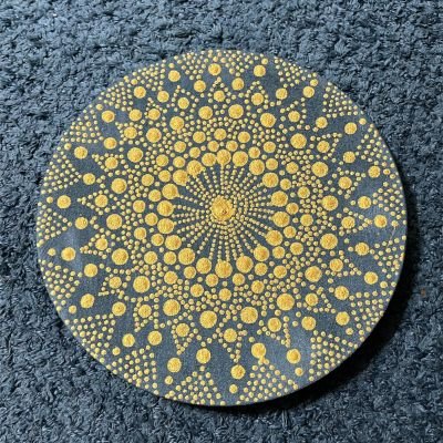 رسم يدوي بالتنقيط على طبق خشب 