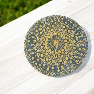 رسم يدوي بالتنقيط على طبق خشب 