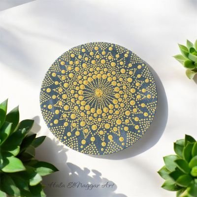 رسم يدوي بالتنقيط على طبق خشب 