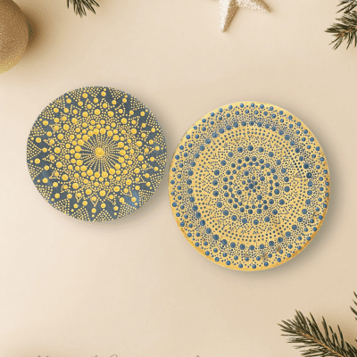 رسم يدوي على اطباق خشب 