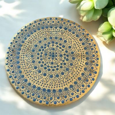 رسم يدوي على اطباق خشب 