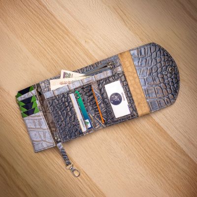 محفظة حريمي مصنوعه يدويا من الجلد الطبيعي 