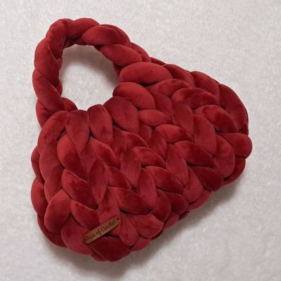 شنطة قطيفة باللون البرجاندى الملوكى 