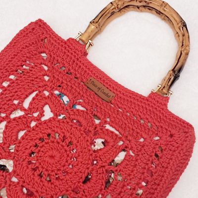 شنطة كروشية حمراء بيد عاج 