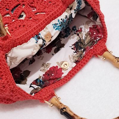 شنطة كروشية حمراء بيد عاج 