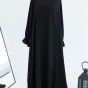 عباية أنيقة ذات لون أسود داكن 